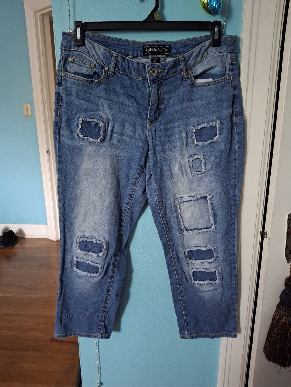 CATO PREMIUM Women's Sz 12 Modern Distressed Patched Capris Jeans Excellent